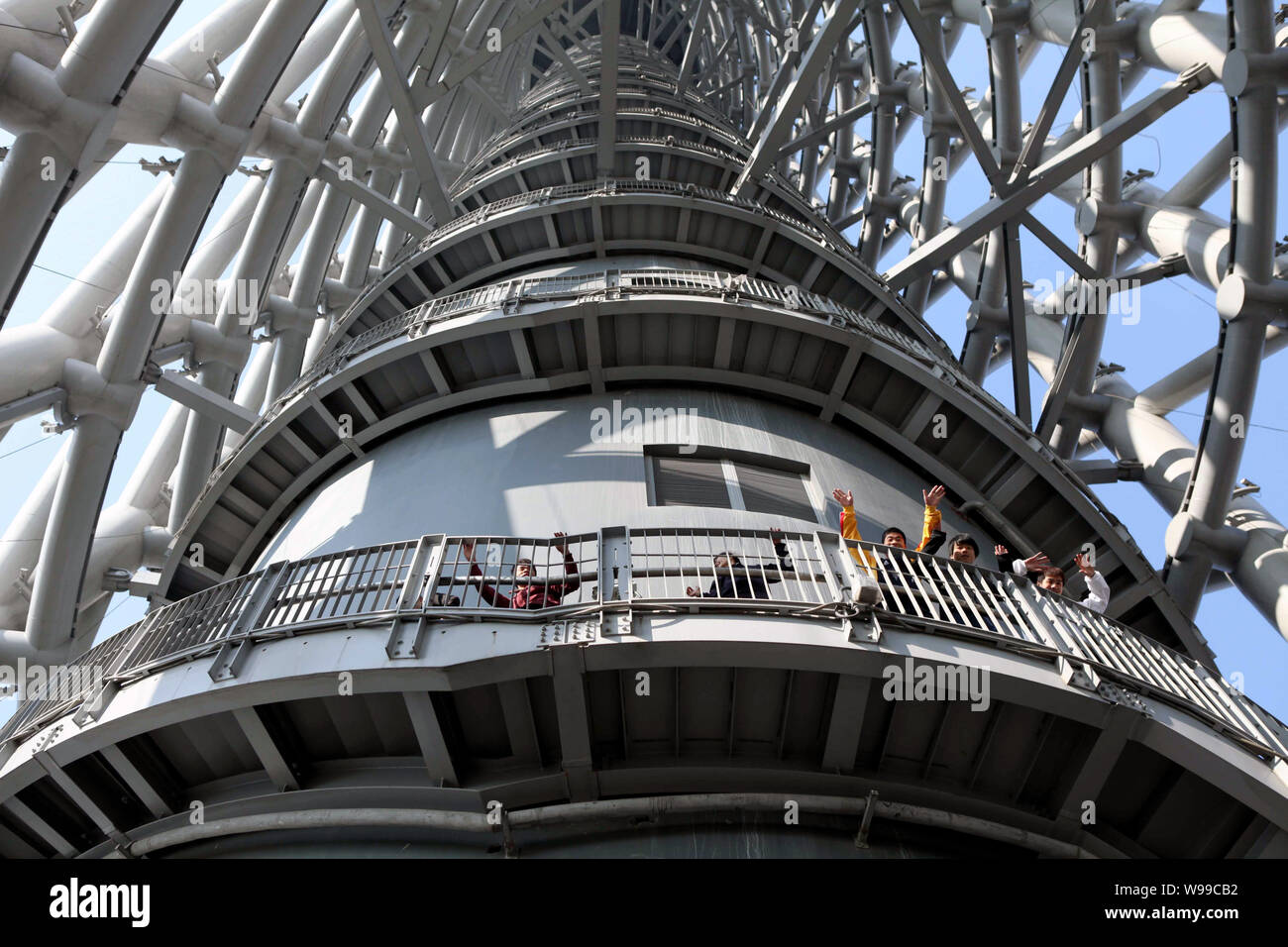 Die Besucher gehen auf der Treppe, als Spider bekannt zu Fuß, auf dem Canton Tower in Guangzhou City, South China Guangdong Provinz, 20. Januar Stockfoto