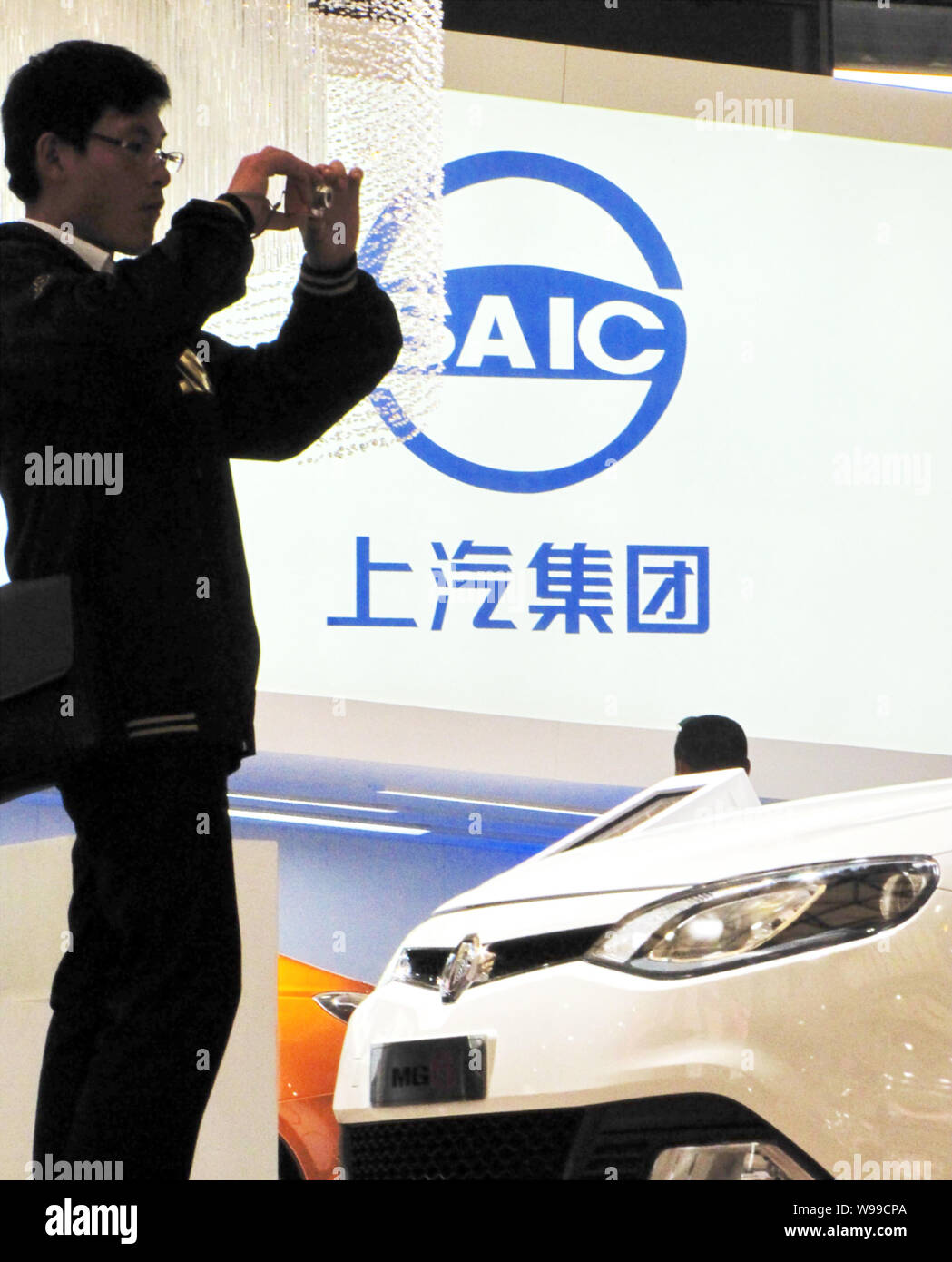 ---- Ein Besucher nimmt Fotos von Autos auf dem Stand der SAIC (Shanghai Automotive Industry Corporation (Gruppe)) an der Shanghai International Auto 14. Stockfoto