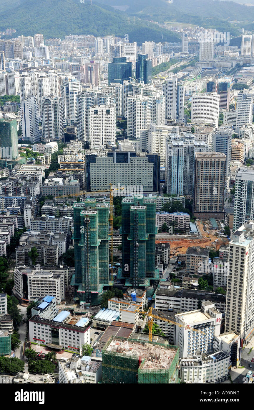 --FILE -- Darstellung von Clustern von Hochhaus Büro- und Wohngebäuden Mehrfamilienhäusern in Shenzhen City, South China Guangdong Provinz, 11. August 2010. Stockfoto