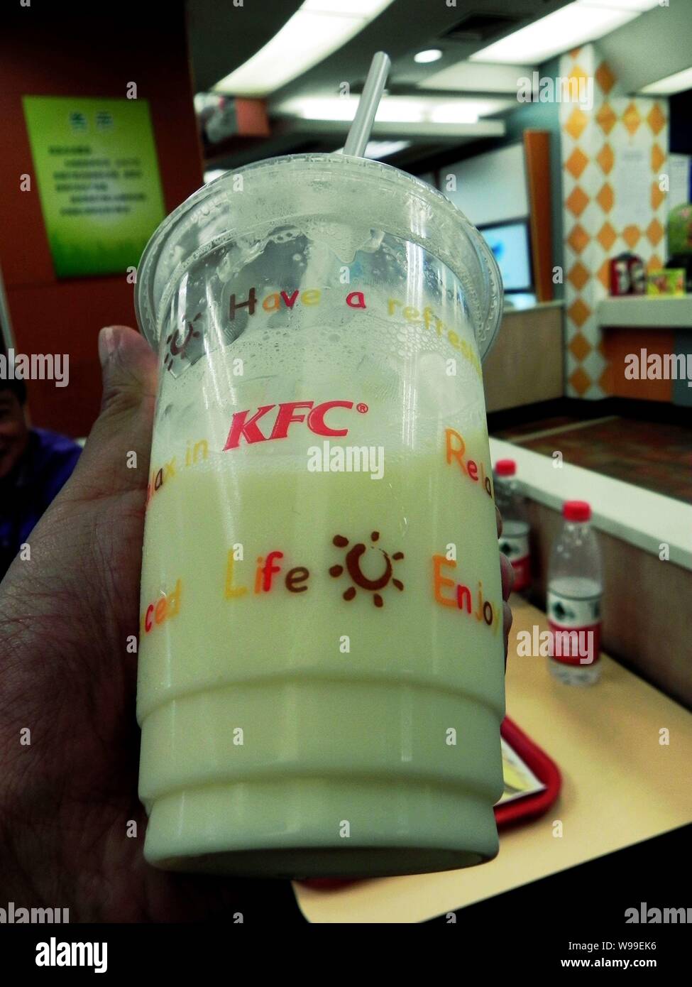 Ein Kunde zeigt eine Tasse KFC Soja Milch in einem KFC Restaurant in Hangzhou, China Zhejiang provinz, 29. Juli 2011. KFC China zugelassen am 28 Ju Stockfoto