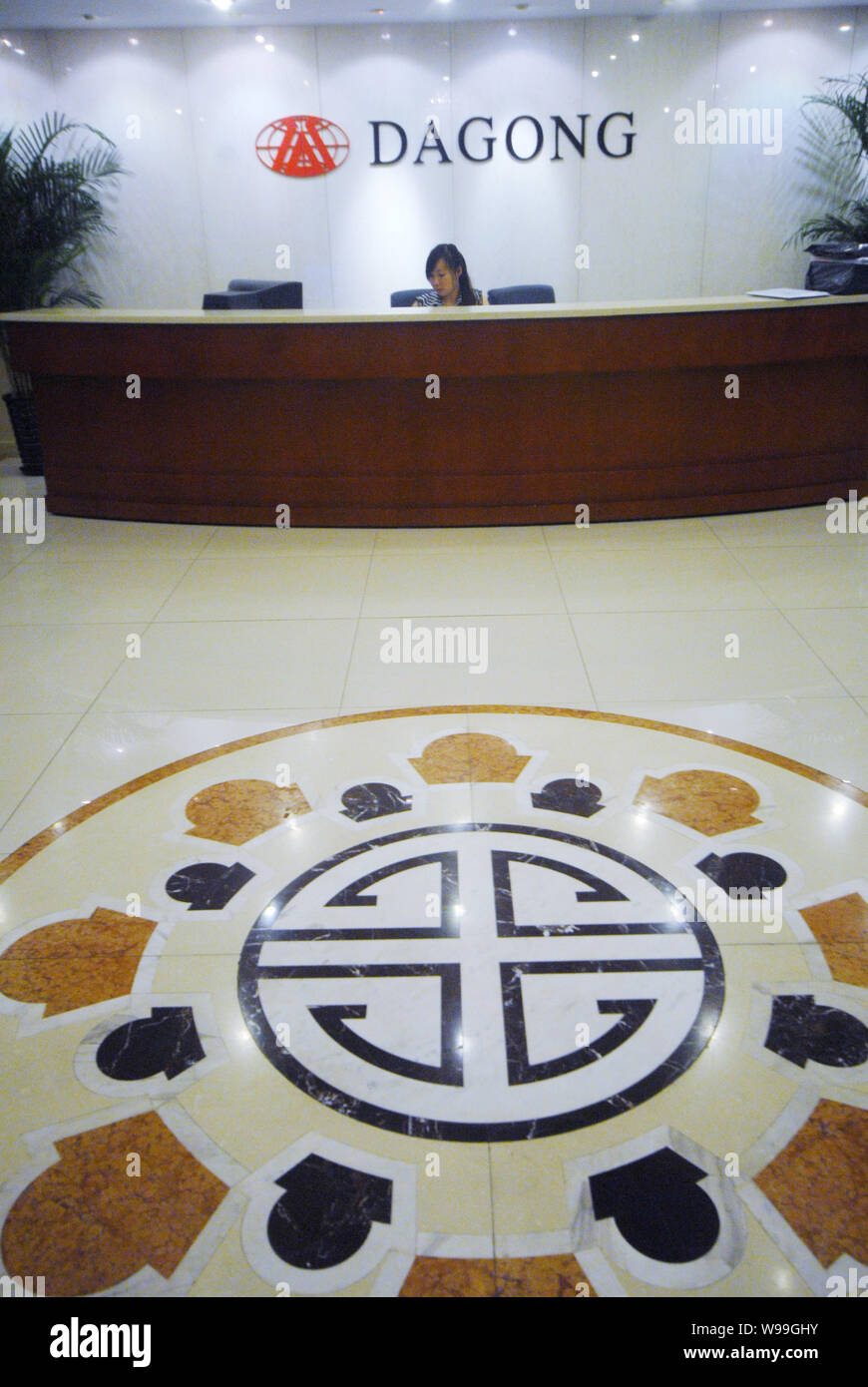 Ein chinesischer Mitarbeiter arbeiten an der Rezeption in der Zentrale der Dagong Global Credit Rating Co., Ltd., Peking, China, 28. Juli 2011. China Dagong Stockfoto