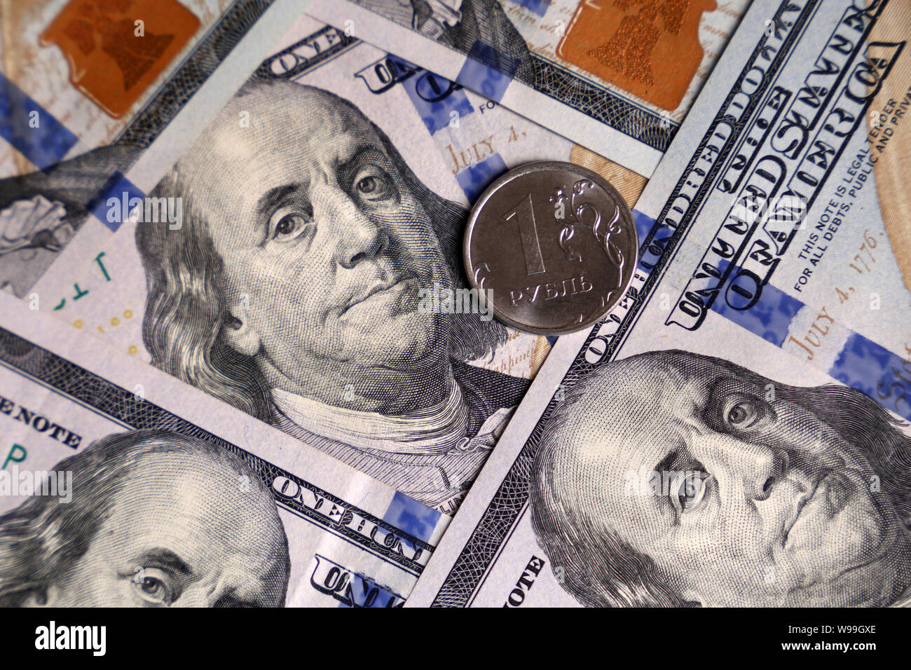 US-Dollar und russische Rubel in eine Münze. Konzept der Sanktionen, Wechselkurs, den Handel zwischen Russland und den USA, Wirtschaft, Tourismus und Investitionen Stockfoto
