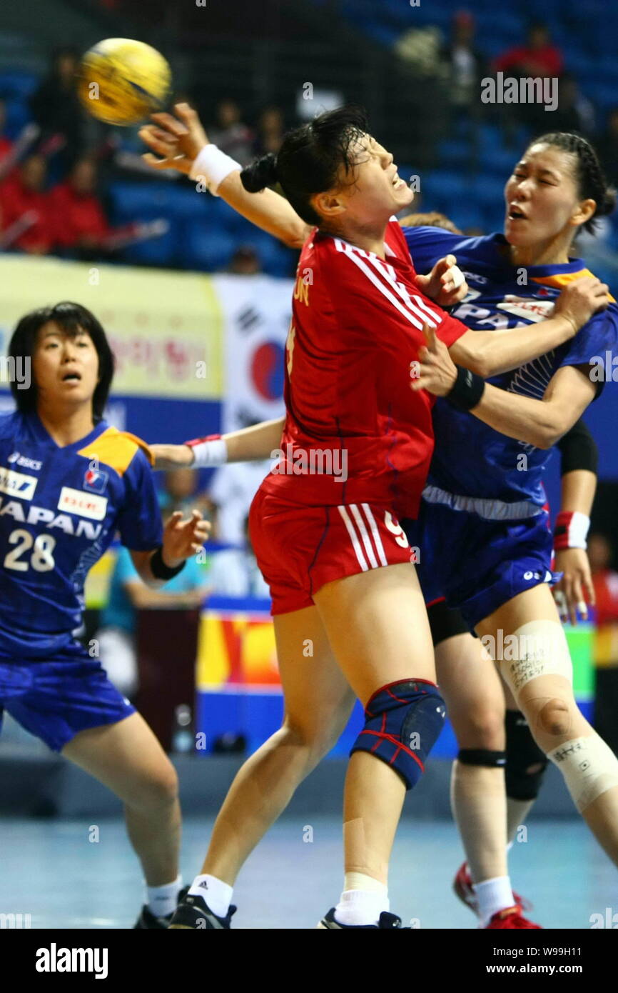 Spieler von Japan (Blau) und Spieler von Südkorea konkurrieren in einem Spiel während der Frauen Handball asiatische Qualifikation für die Olympischen Spiele 2012 in Changzh Stockfoto