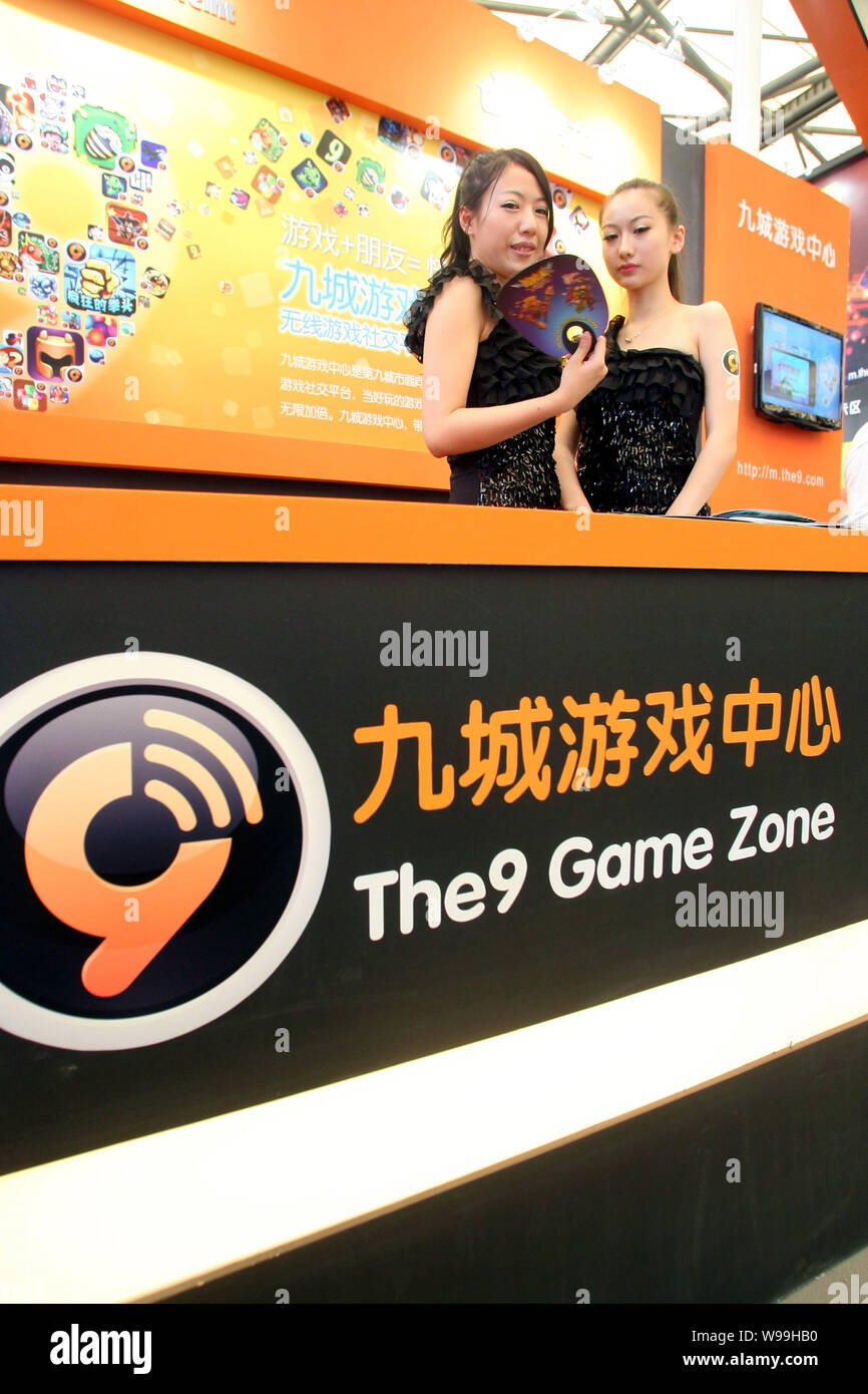 Showgirls Pose auf dem Stand der 9 während des 9. China Digital Entertainment Expo, auch als ChinaJoy 2011 in Shanghai, China, 28. Juli 2011 bekannt. Stockfoto