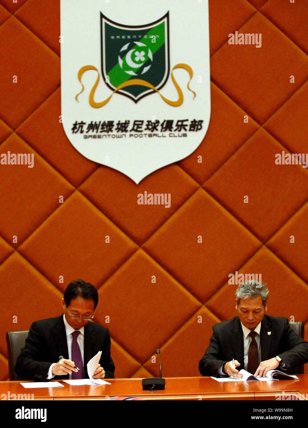 Okada Takeshi (L), der ehemalige Trainer der Japanischen Fußball-Nationalmannschaft, wird dargestellt, bei der feierlichen Unterzeichnung mit Hangzhou Greentown Fußball Stockfoto