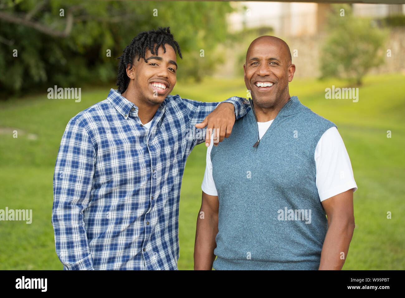 Afroamerikanischen Vater und seinen erwachsenen Sohn. Stockfoto