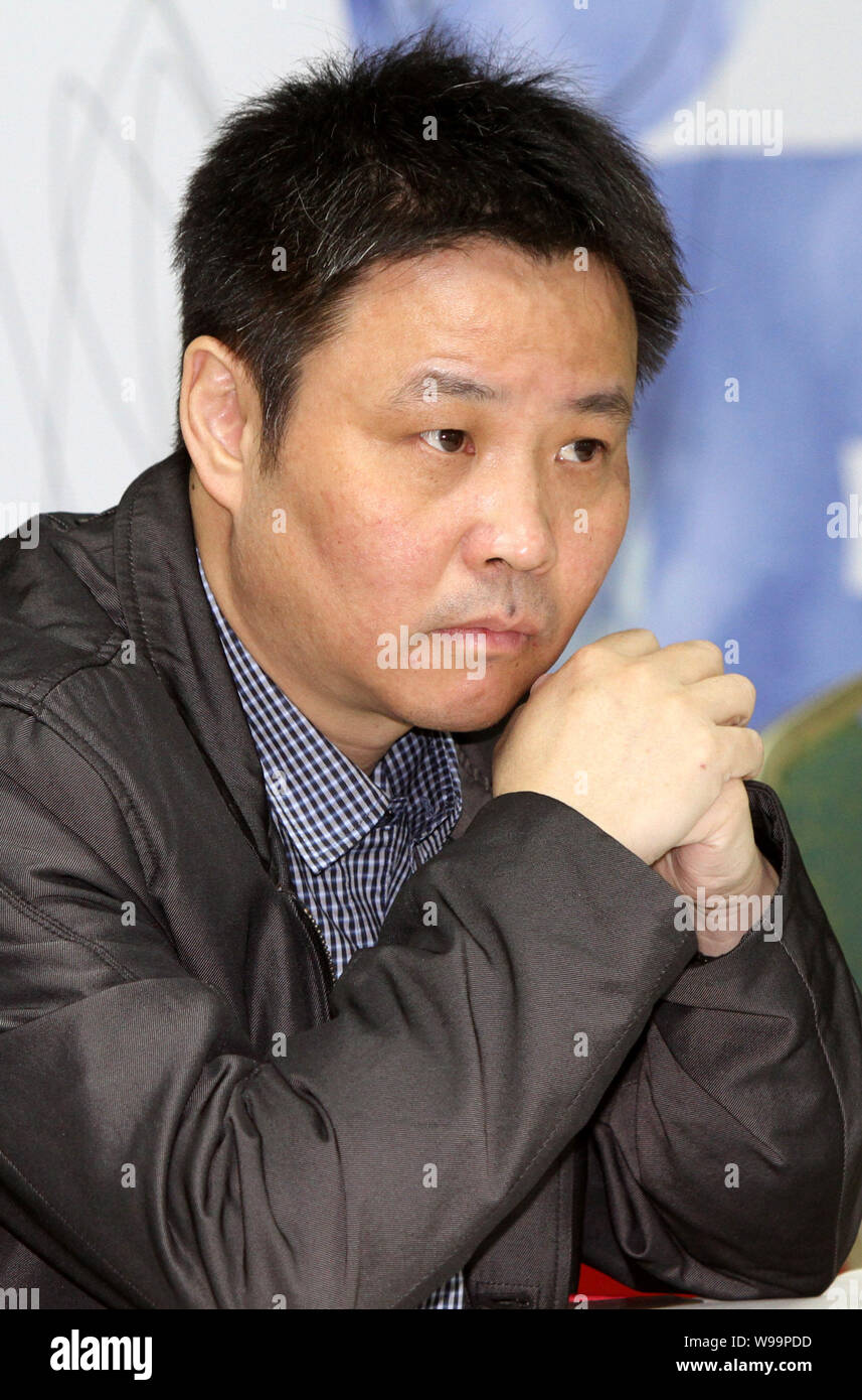 Chinesischen Autor und Schriftsteller Yu Hua eine Pressekonferenz für die 19 Taipei International Book Exhibition in Taipei, Taiwan, 8. Februar 2011 besucht. Th Stockfoto