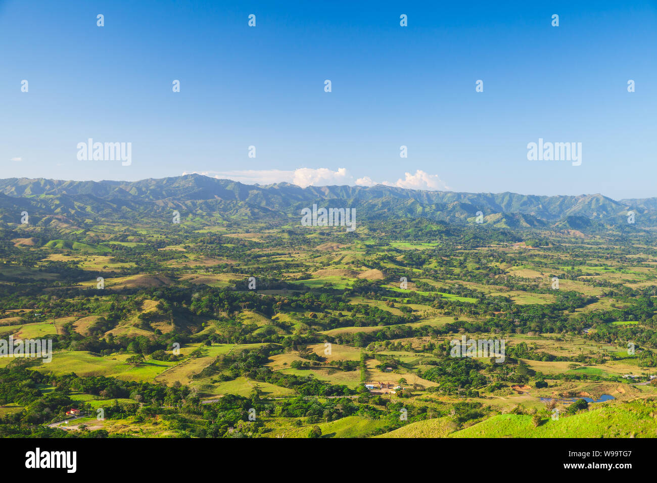 Sonnige Bergwelt von oben von Montana Redonda, Dominikanische Republik Stockfoto