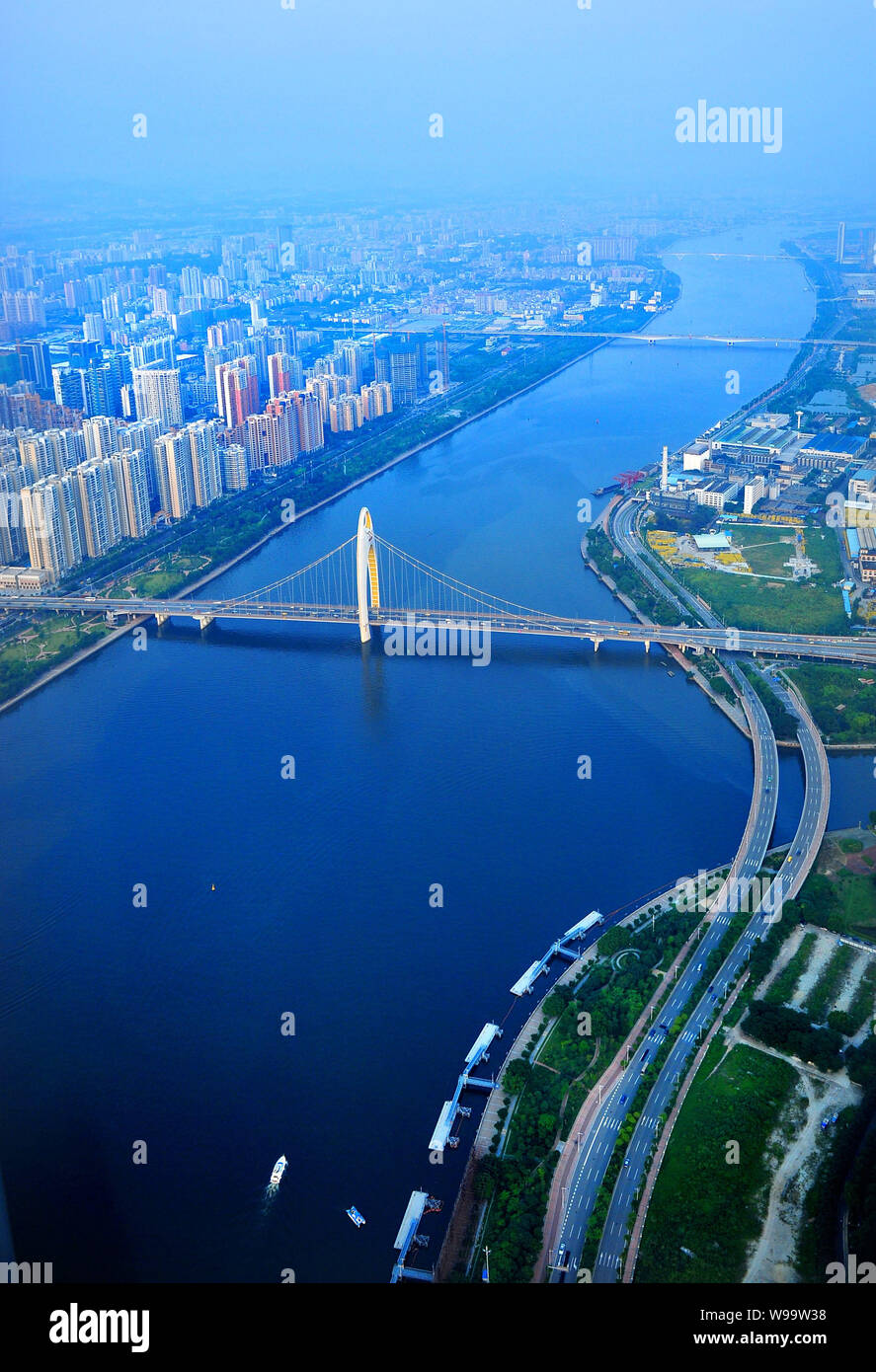---- Bild auf dem Kanton Tower genommen wird, zeigt das Stadtbild der Stadt Guangzhou mit dem Pearl River, South China Guangdong Provinz, 17. September Stockfoto