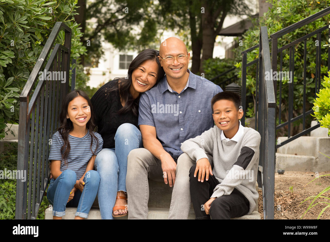 Porträt einer asiatischen Familie, die draußen lacht und spricht. Stockfoto