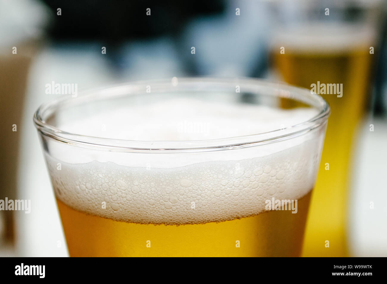 Bier im Glas in Saigon, Vietnam Stockfoto