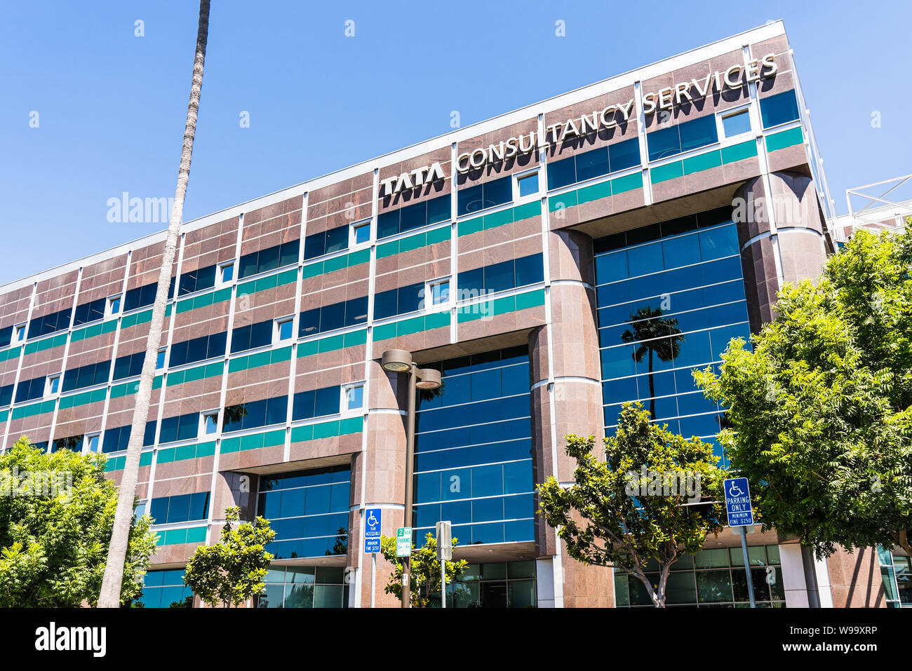 August 7, 2019 Santa Clara/CA/USA - Tata Consultancy Services Ltd. Büro in Silicon Valley; TCS ist eine Indische multinationale IT-Service- und Stockfoto