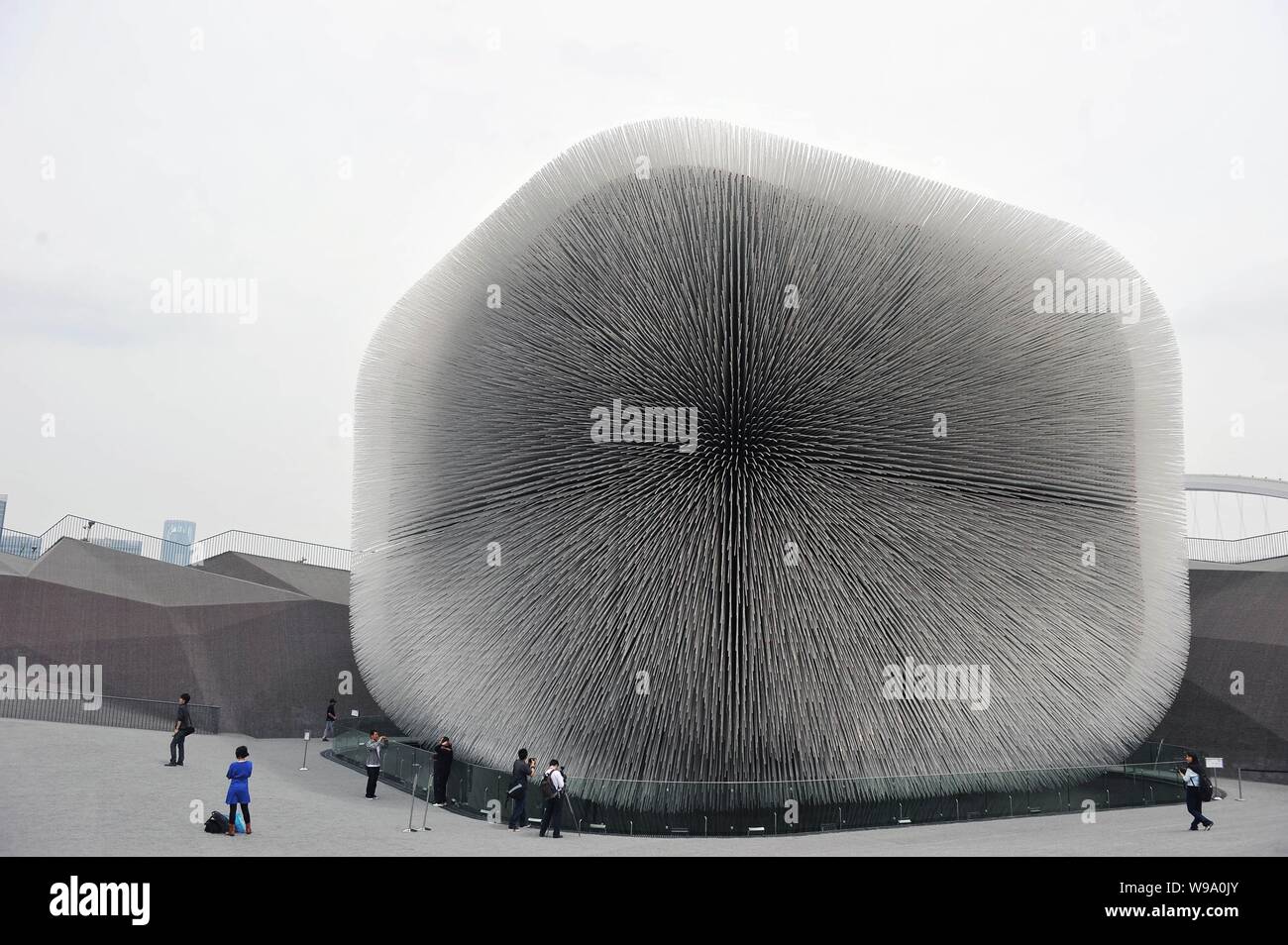 Blick auf den britischen Pavillon auf der Expo in Shanghai, China, 4. Mai 2010. Ein Pavillon wie ein Kasten, der sich aus Tausenden von Stacheln schwebt ohne visibl Stockfoto