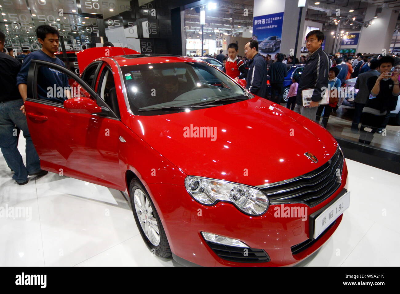 ---- Besucher Blick an einem Roewe 550 der SAIC (Shanghai Automotive Industry Group (Gruppe)) Motor auf dem Display während ein Auto Show in Jinan City, East Chi Stockfoto
