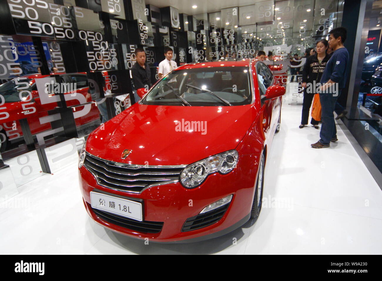 ---- Besucher Blick an einem Roewe 550 der SAIC (Shanghai Automotive Industry Group (Gruppe)) Motor auf dem Display während ein Auto Show in Jinan City, East Chi Stockfoto