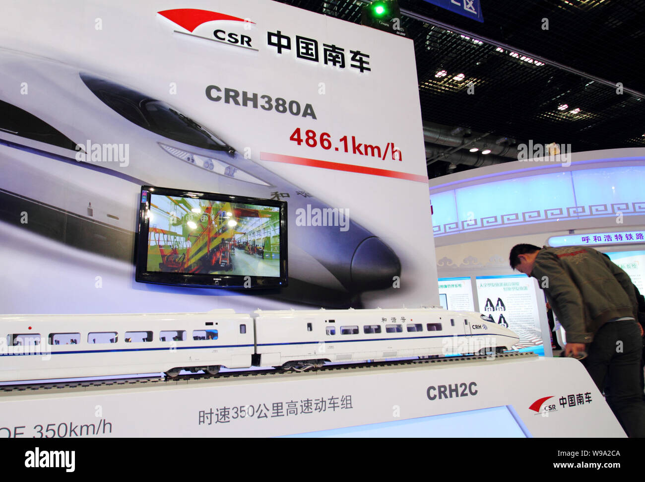 Ein Modell des CRH380 A high-speed Train ist auf dem Stand von CSR Corporation Limited in der modernen Eisenbahn Ausstellung in Peking 2010 angezeigt, Ch Stockfoto