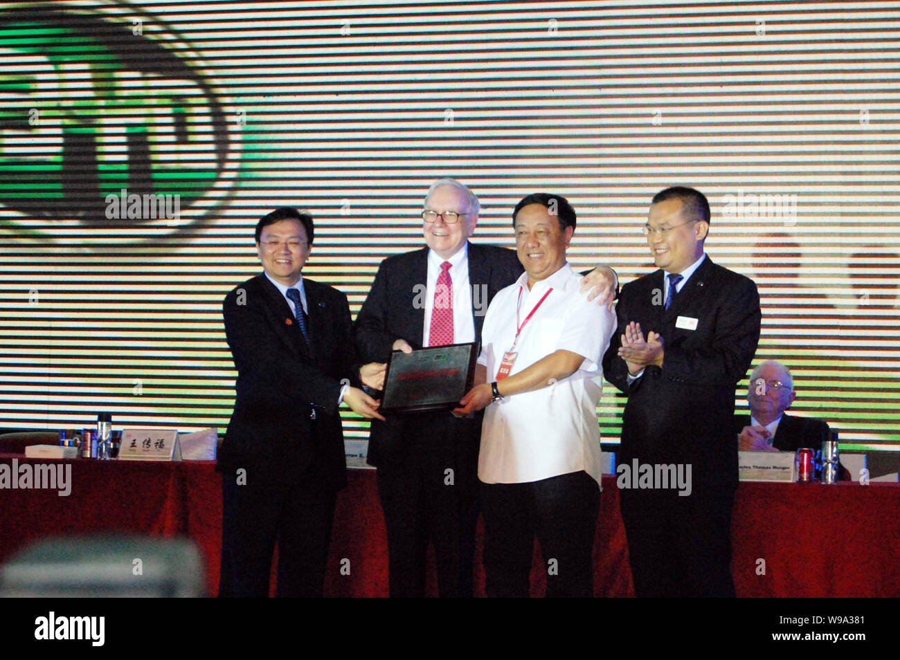 Us-Investor und Philanthrop Warren Buffet, zweite links, präsentiert einen BYD neue Energie Fahrzeug Franchisenehmer Zertifikat an den Vertreter einer BYD d Stockfoto