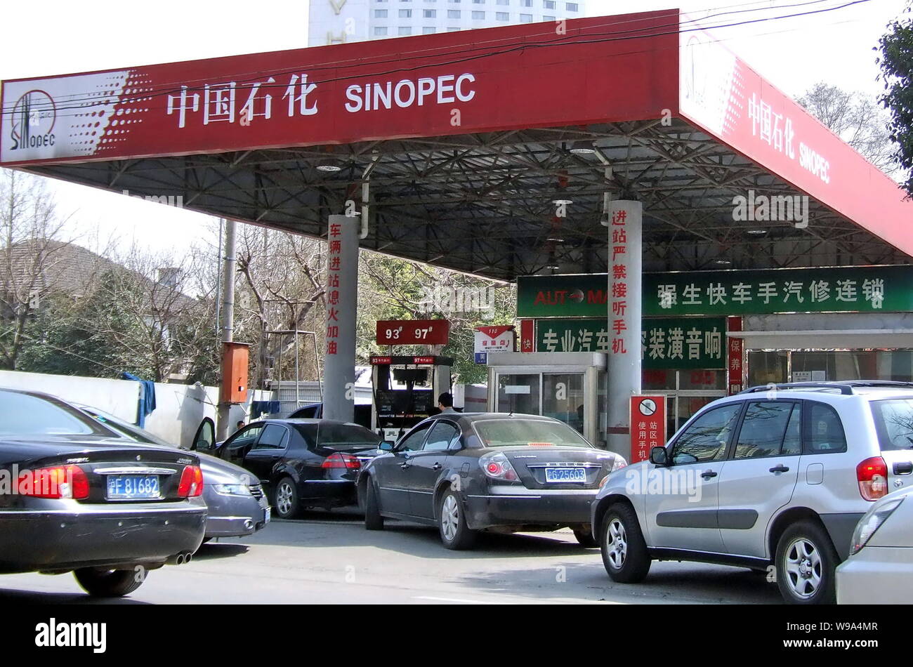 ------ Autos zu sehen sind, an einer Tankstelle von Sinopec in Shanghai, China, 21. März 2008. Sinopec Group ist in den Gesprächen mit British Petroleum (B Stockfoto