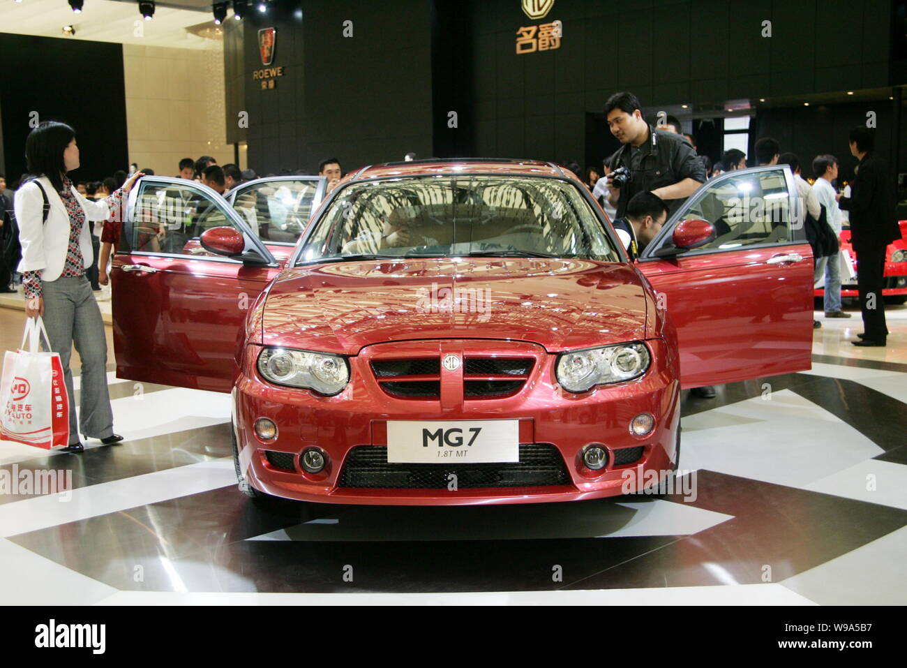 ---- Besucher Blick auf eine MG7 der SAIC (Shanghai Automotive Industry Group (Gruppe)) Motor auf der 13. Internationalen Automobil in Shanghai Stockfoto