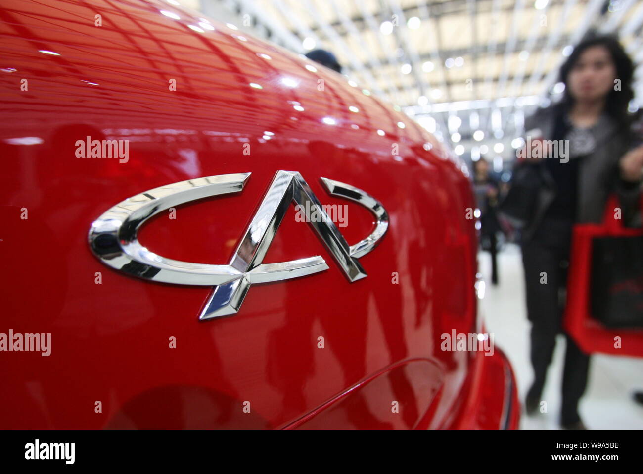 ---- Das Logo der Chery ist auf einem Chery Auto während der Auto Shanghai 2009 in Shanghai, China, April 26, 2009 gesehen. China Chery Automobile Co sagte Stockfoto