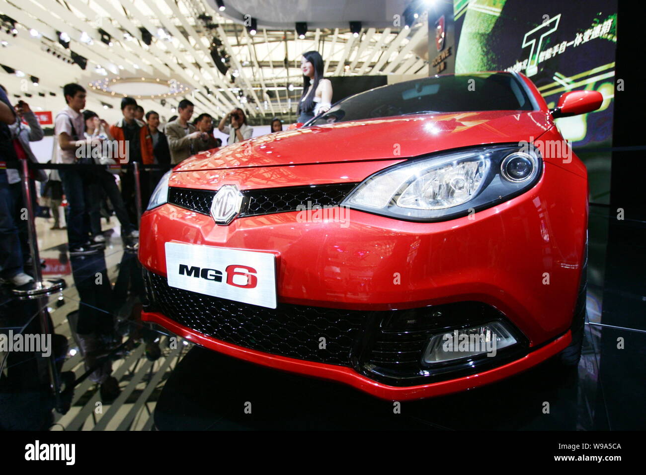 ---- Besucher Blick auf eine MG6 der SAIC (Shanghai Automotive Industry Group (Gruppe)) Motor auf der 13. Internationalen Automobil in Shanghai Stockfoto