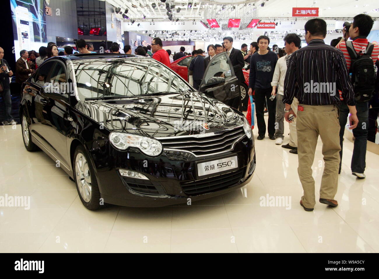 ---- Besucher Blick an einem Roewe 550 der SAIC (Shanghai Automotive Industry Group (Gruppe)) Motor auf Anzeige am 13. Shanghai International Automobi Stockfoto