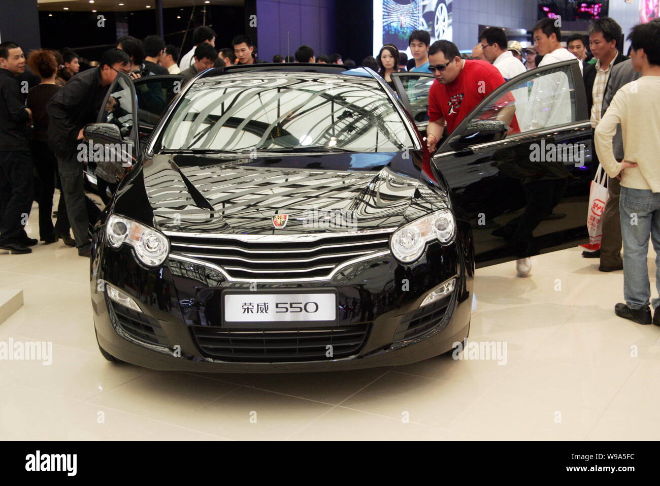 ---- Besucher Blick an einem Roewe 550 der SAIC (Shanghai Automotive Industry Group (Gruppe)) Motor auf Anzeige am 13. Shanghai International Automobi Stockfoto