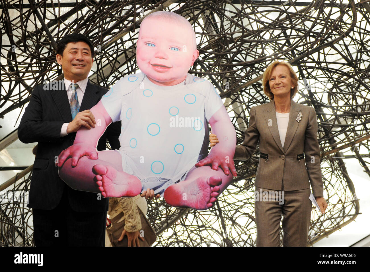 Elena Salgado, rechts, zweiter stellvertretender Ministerpräsident von Spanien, und Hong Hao, Links, Generaldirektor des Büros der Shanghai World Expo Koordination, h Stockfoto