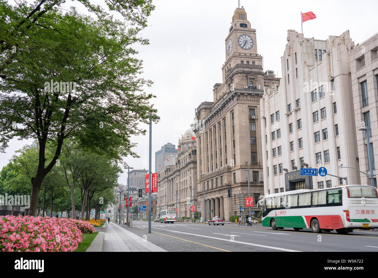 Leere Straßen entlang des Bundes in Shanghai, China. Stockfoto