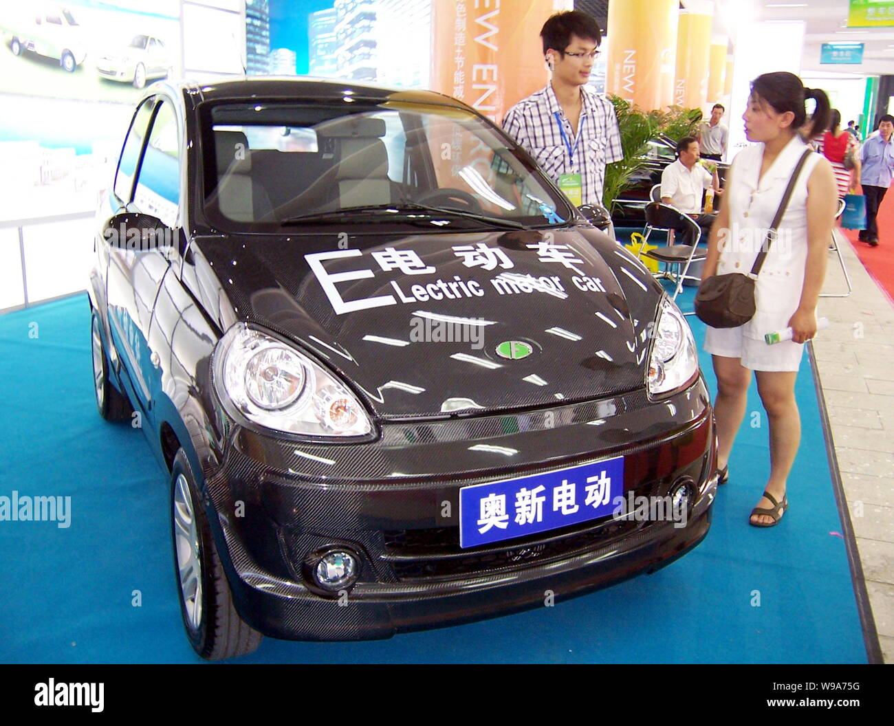 ---- Ein chinesischer Aussteller stellt ein elektrisches Auto zu einem Besucher während eines Auto Show in Nanjing City, East China Jiangsu Provinz, 27. Juni 2010. Stockfoto