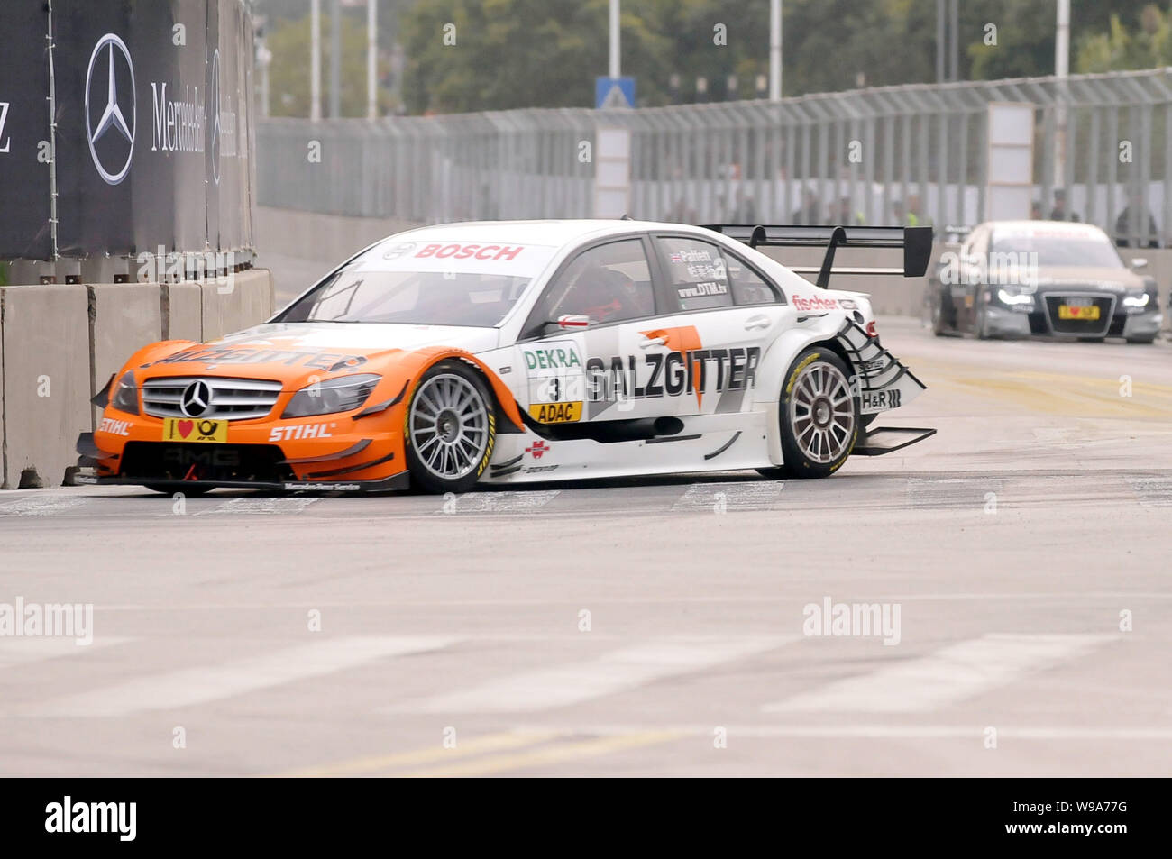 British racer Gary Paffett, Front, der Salzgitter AMG Mercedes und andere Fahrer konkurrieren während der DTM (Deutsche Tourenwagen Masters) Saisonfinale Stockfoto