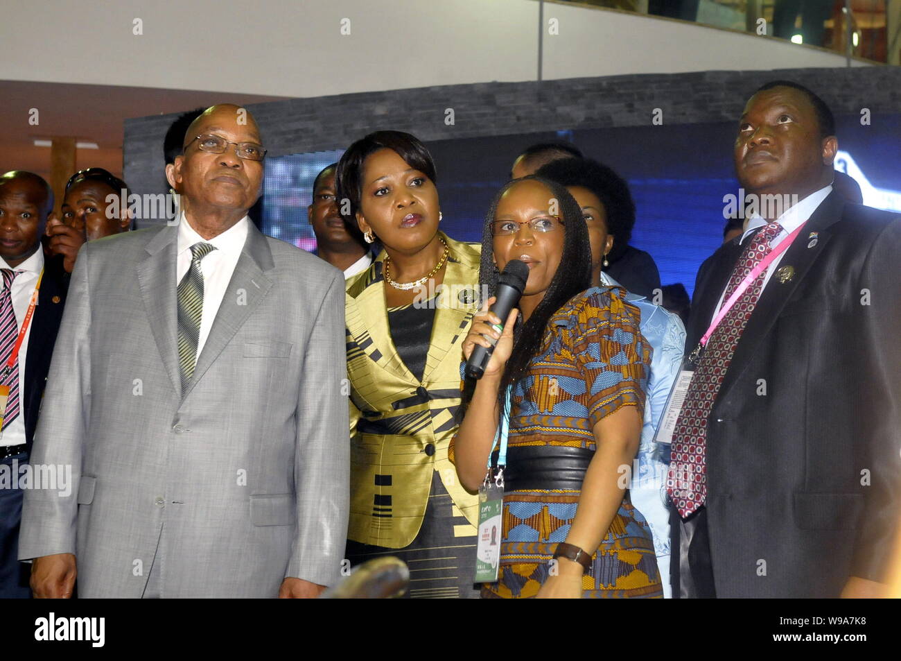 Südafrikas Präsident Jacob Zuma (links) hört auf die Einführung von Südafrika Pavillon Expo Park bei seinem Besuch in Shanghai, China, August Stockfoto