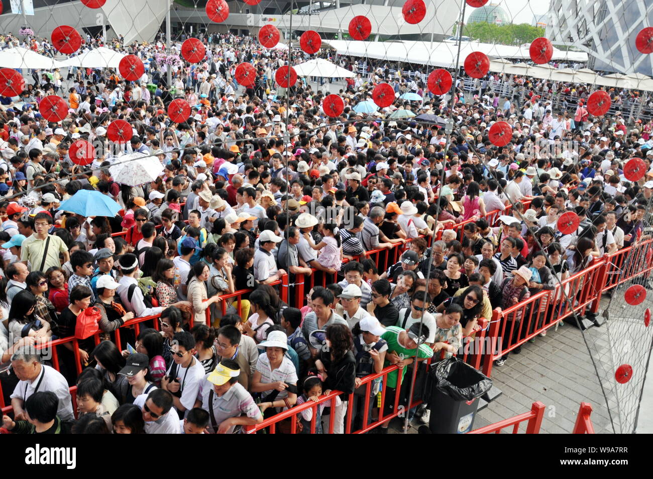 Massen der Besucher in die Warteschlange einreihen, die Schweiz in der Welt Pavillon Expo Park in Shanghai, China, 3. Juni 2010 ein. Mehr als 10 Millionen Menschen ha Stockfoto