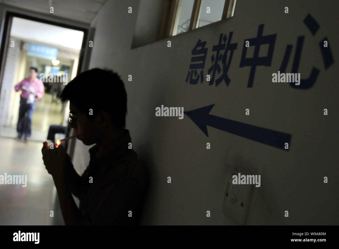 --FILE - Ein chinesischer Mann raucht in einem Krankenhaus in Fuzhou city, südost China Fujian Provinz, 27. Oktober 2009. Sieben Städte in China haben erklärt ein Stockfoto