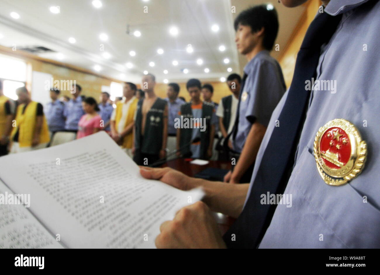 ---- Chinese Staatsanwälte stehen neben kriminelle Verdächtige während der Richter erklärt Verurteilungen auf der mittleren Völker des Chaohu in Ch Stockfoto