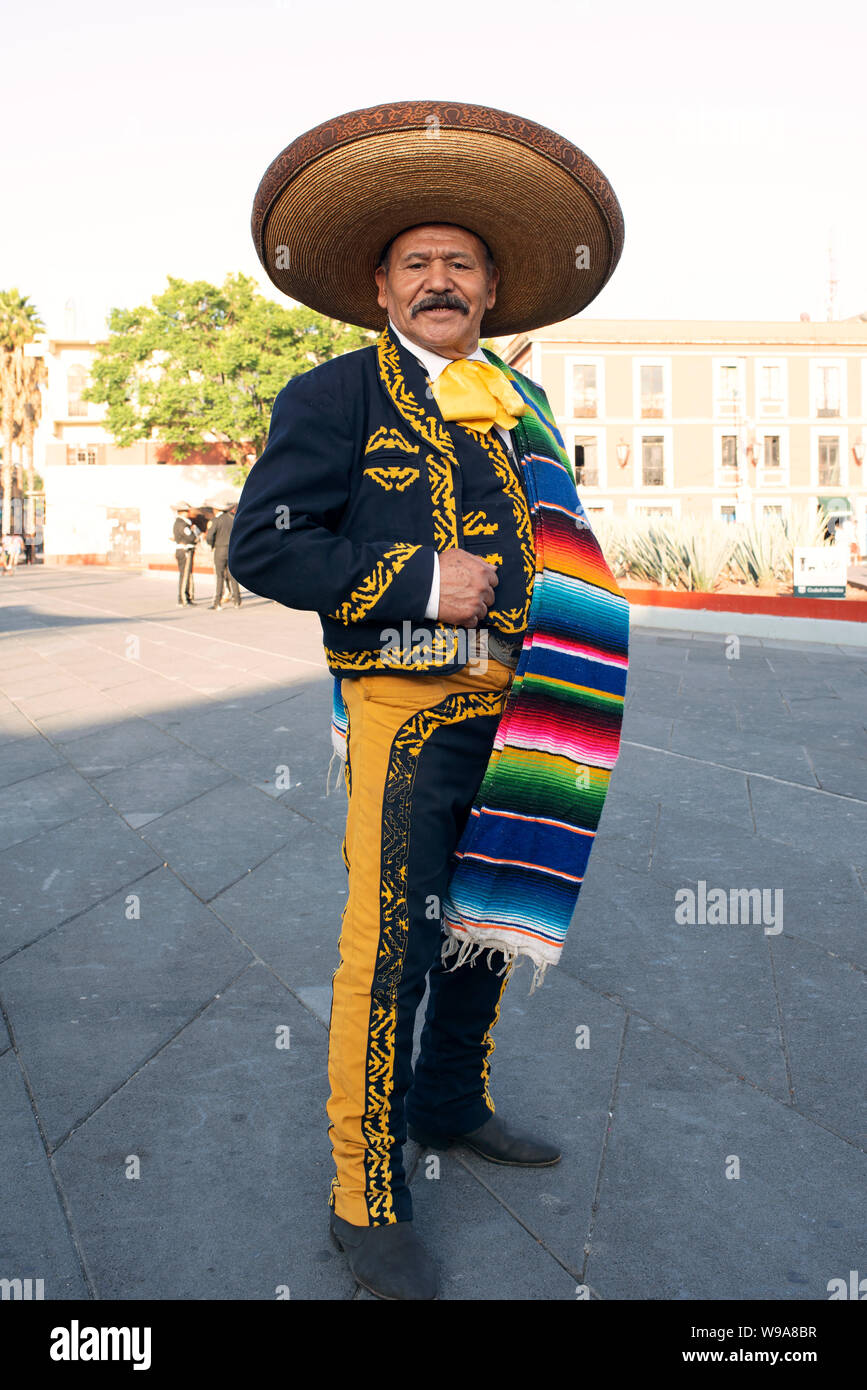 Mariachi (unter vielen Konkurrenten mariachis) warten auf eine improvisierte In-der-plaza Serenade angestellt zu werden. Piazza Garibaldi, Mexiko City, Mexiko. Jun 2019 Stockfoto