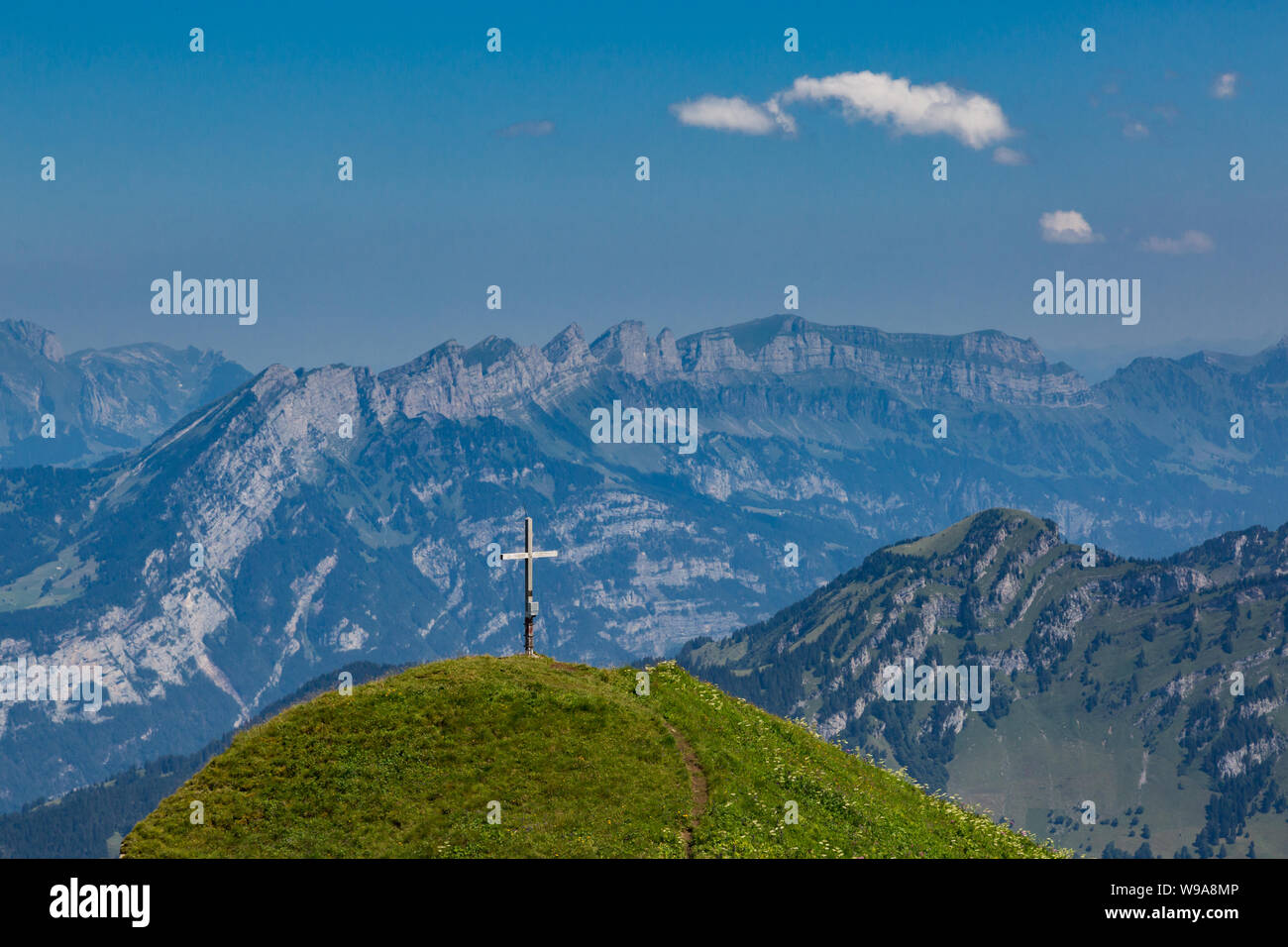 Nach oben Wiggis Berg in Glarus mit Churfirsten, blauer Himmel Stockfoto
