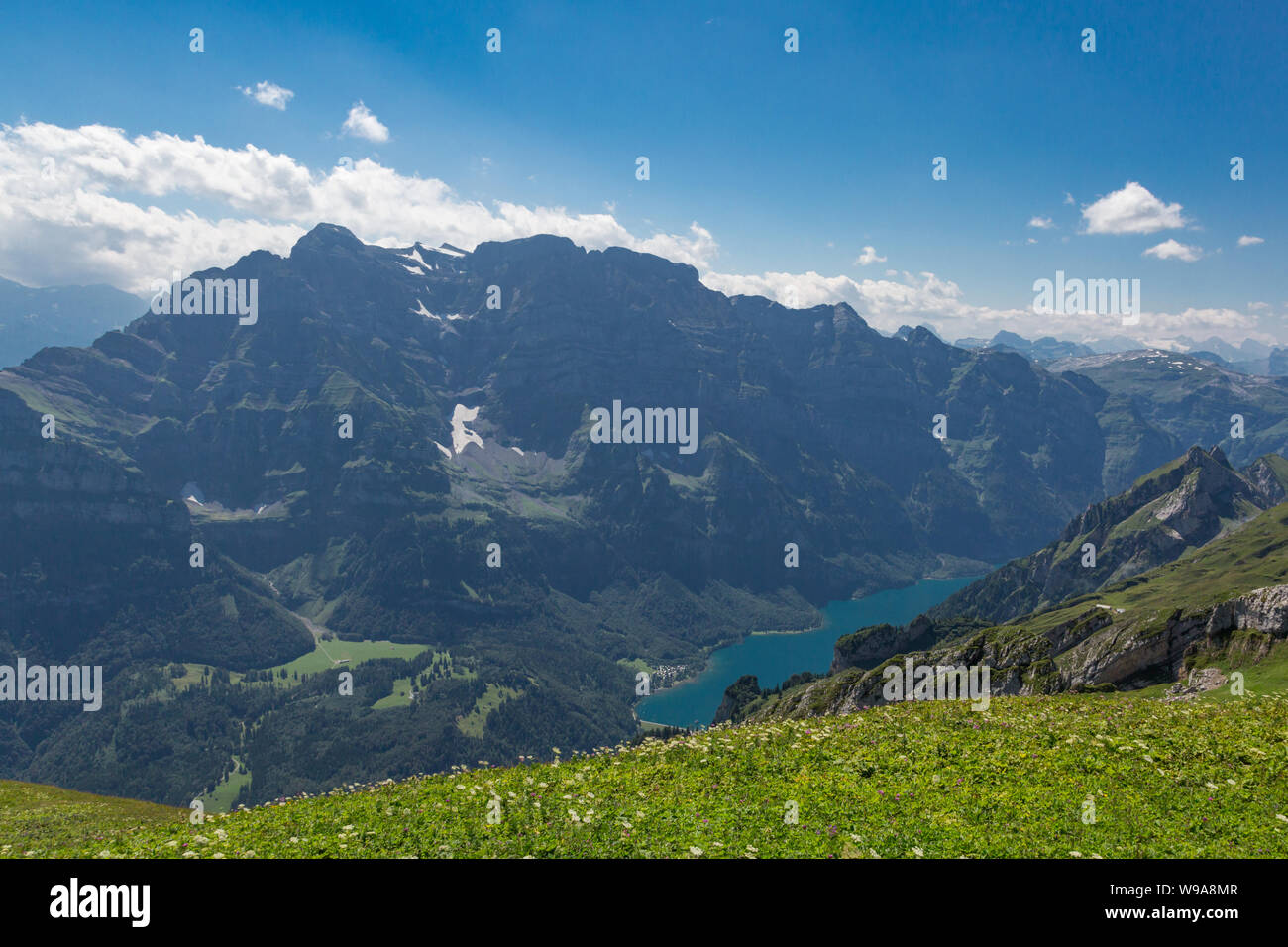 Glärnisch Berge, blauer Himmel, See Kloental, Kanton Glarus Stockfoto