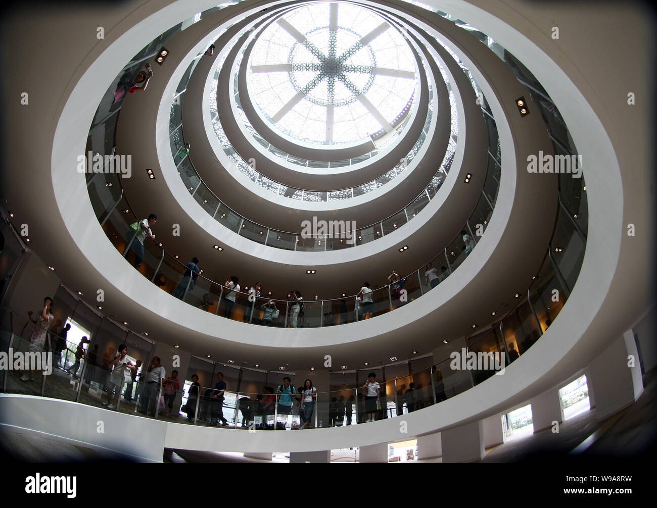 Besucher Masse die Saudi-arabien Pavillon auf der Weltausstellung in Shanghai, China, 17. Juni 2010. Mehr als 20 Millionen Menschen besuchten das Worl Stockfoto