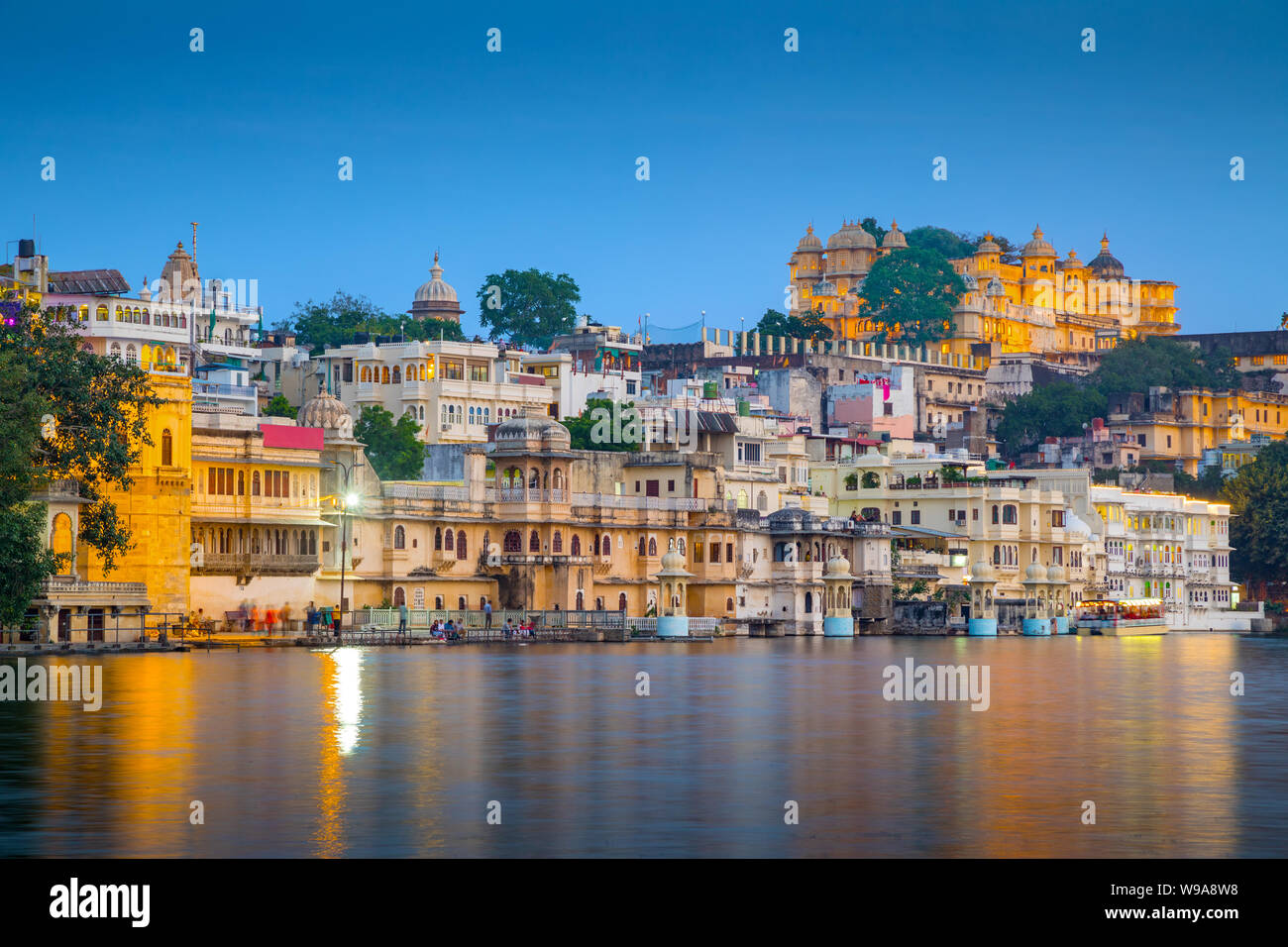 City Palace und Pichola See bei Nacht, Udaipur, Rajasthan, Indien, Asien Stockfoto