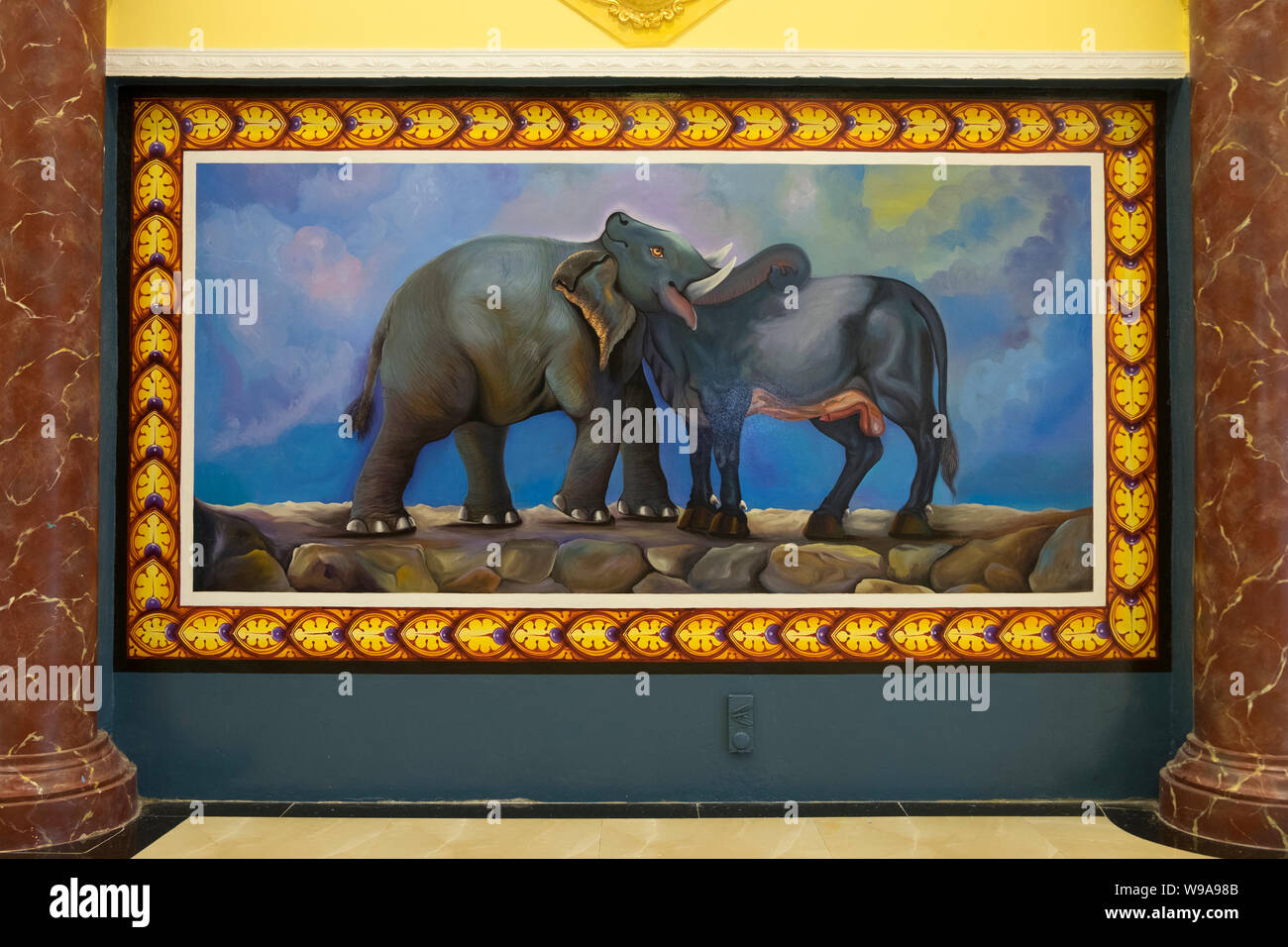Eine Version des klassischen optische Illusion, Elefant, Kuh hinduistischen heiligen diety Betreff am Batu Höhlen in Kuala Lumpur, Malaysia Stockfoto
