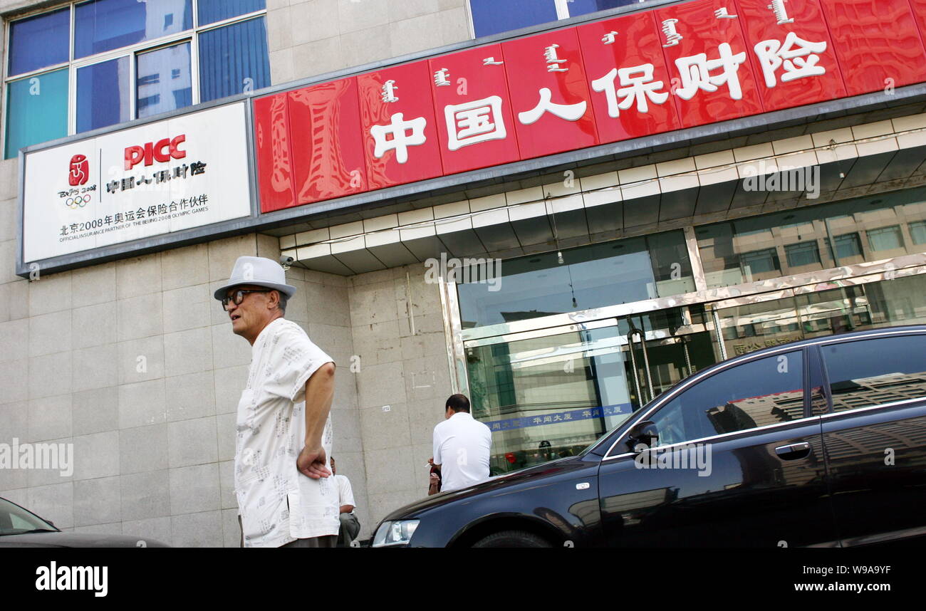 ---- Chinesischen Einwohner Spaziergang, vorbei an einem Zweig der PICC in Hohhot, Innere Mongolei, North China Autonome Region, 9. Juli 2009. China PICC-Gruppe, die c Stockfoto