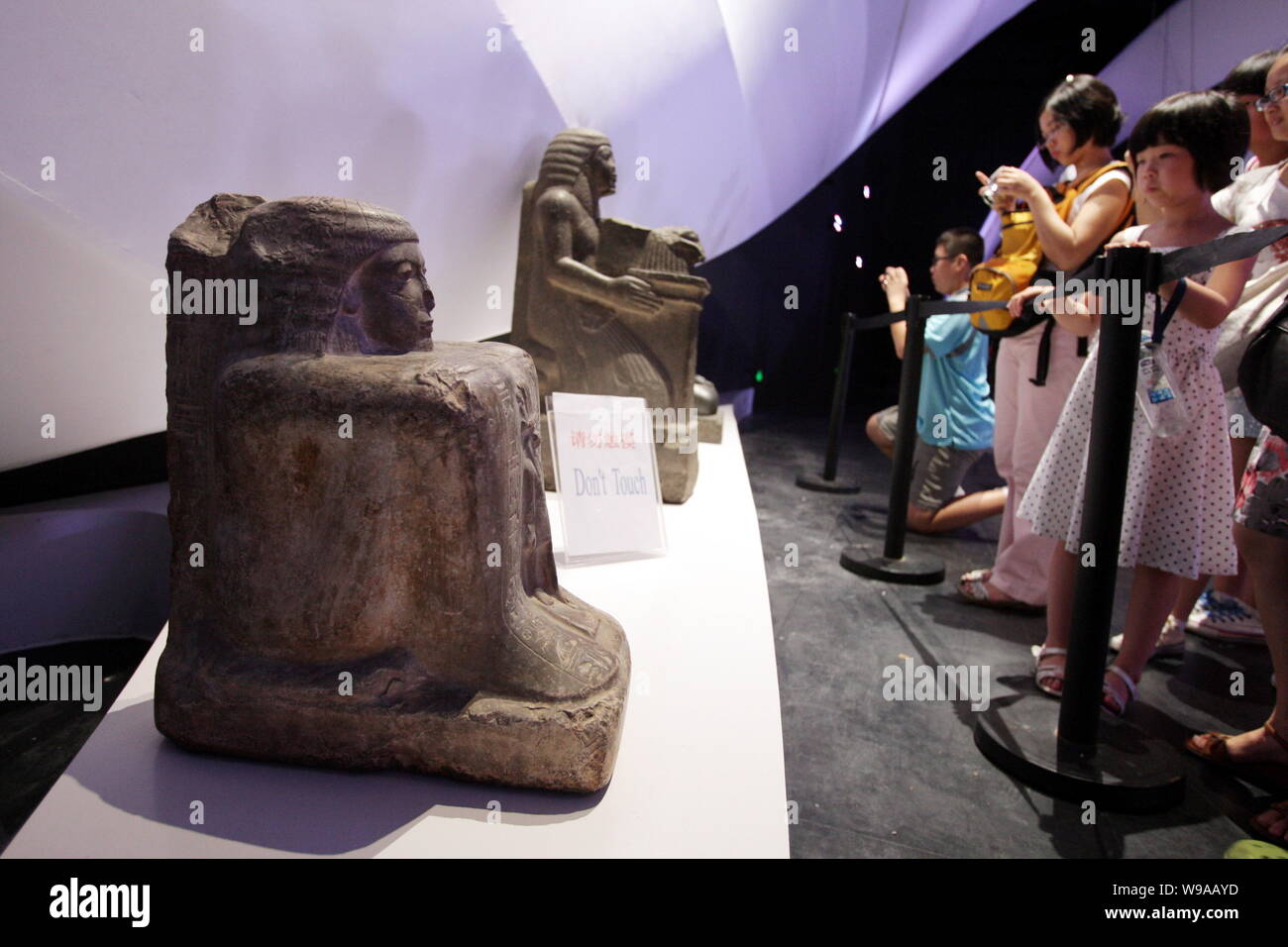 Besucher Blick auf Ausstellungen in der Ägypten Pavillon auf der Weltausstellung in Shanghai, China, 21. Juli 2010. Stockfoto Besucher Blick auf Ausstellungen in der Ägypten Pavillon auf der Weltausstellung in Shanghai, China, 21. Juli 2010. Stockfoto