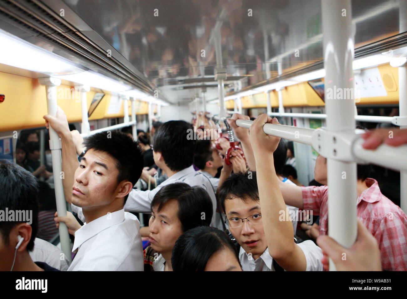 ---- Massen der Passagiere in einem Zug von Guangzhou Metro Linie 3 gesehen werden, dem weltweit schnellsten U-Bahn, in Guangzhou City, South China Guangdong pr Stockfoto