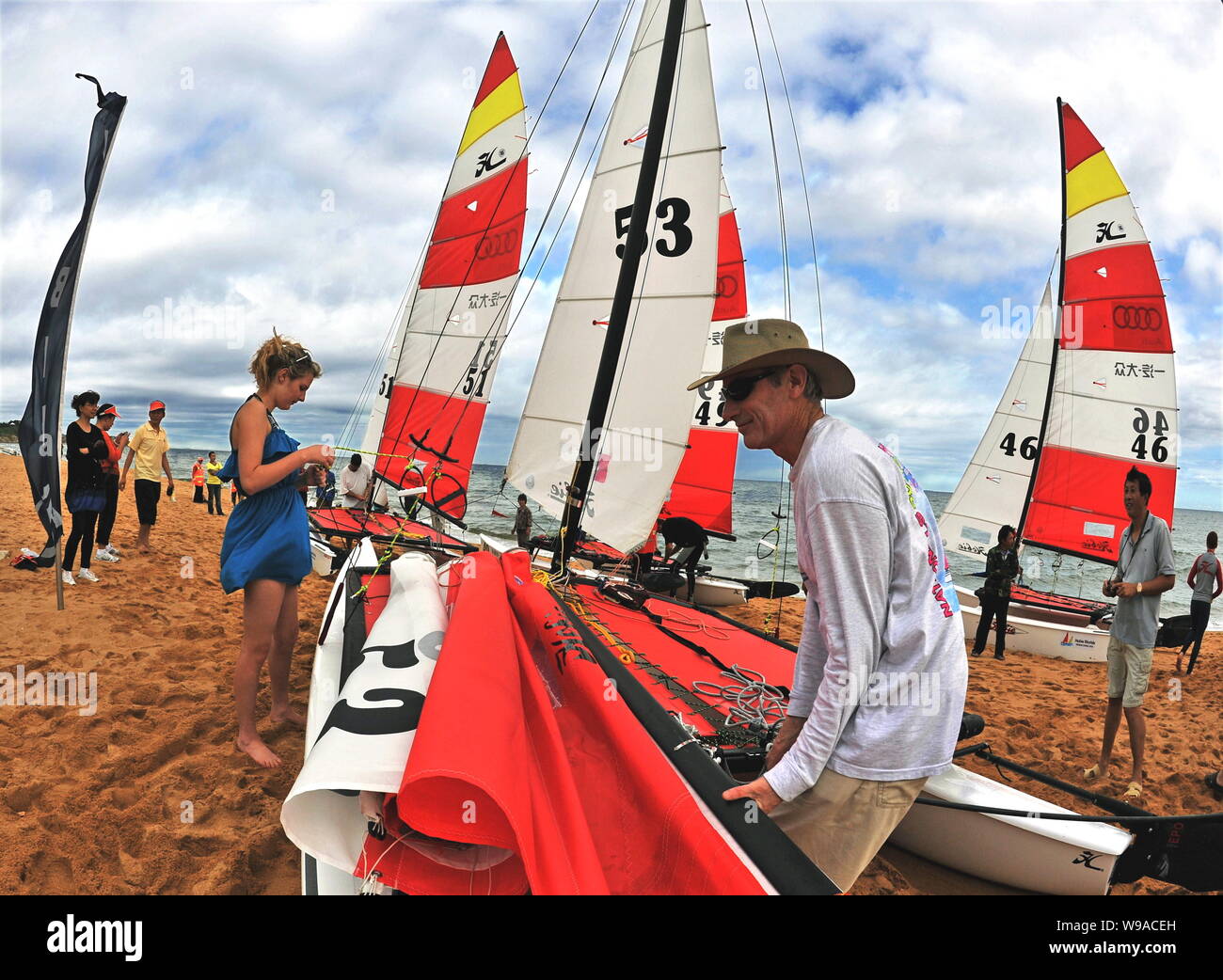 Ausländische Seeleute bereiten Sie sich auf die Rennen im 19 Hobie 16 Weltmeisterschaften in Ostchina Weihai, Provinz Shandong, 30. August 2010. Die 19 t Stockfoto