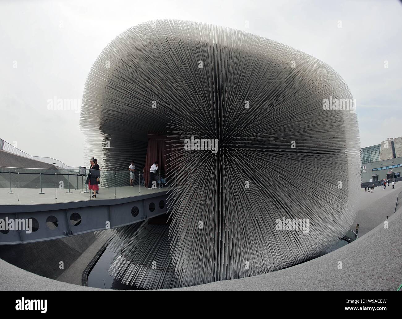 Blick auf den britischen Pavillon auf der Expo in Shanghai, China, 4. Mai 2010. Ein Pavillon wie ein Kasten, der sich aus Tausenden von Stacheln schwebt ohne visibl Stockfoto