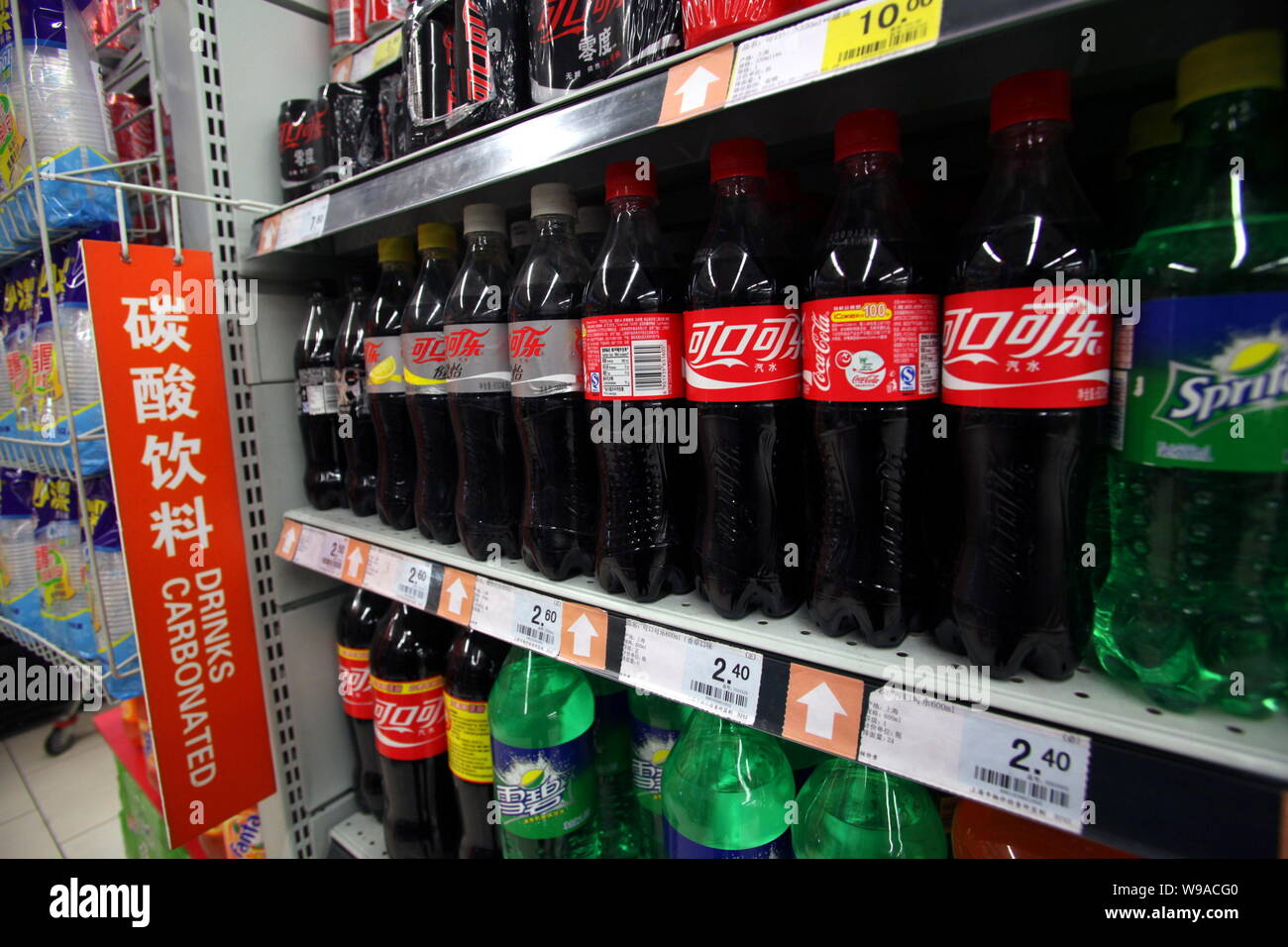 Flaschen Coca Cola sind für den Verkauf in einem Supermarkt in Shanghai, China, 26. Januar 2020 gesehen. China bestätigt Donnerstag (12. August 2010) tha Stockfoto