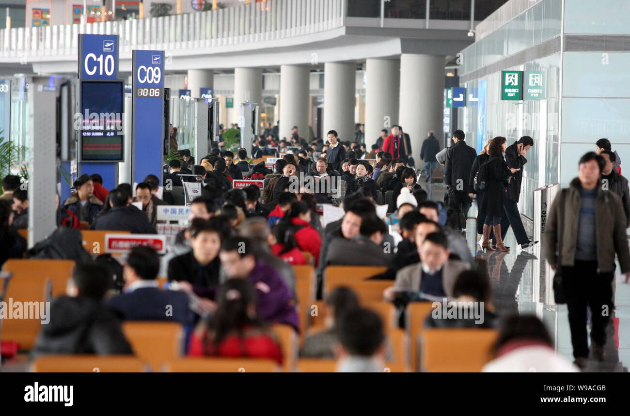 ---- Massen der Passagiere warten für Ihre Flüge, die wegen starker Schneefaelle am Beijing Capital International Airport in Beijin vertagt worden. Stockfoto