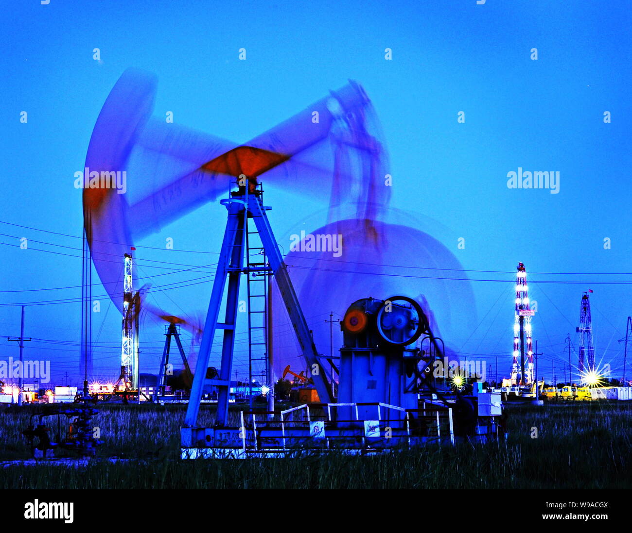 ------ Nacht ölderrickkräne Pumpen Erdöl in ein Ölfeld Daqing in der Provinz Heilongjiang im Nordosten Chinas, 24. Juli 2009. Stockfoto
