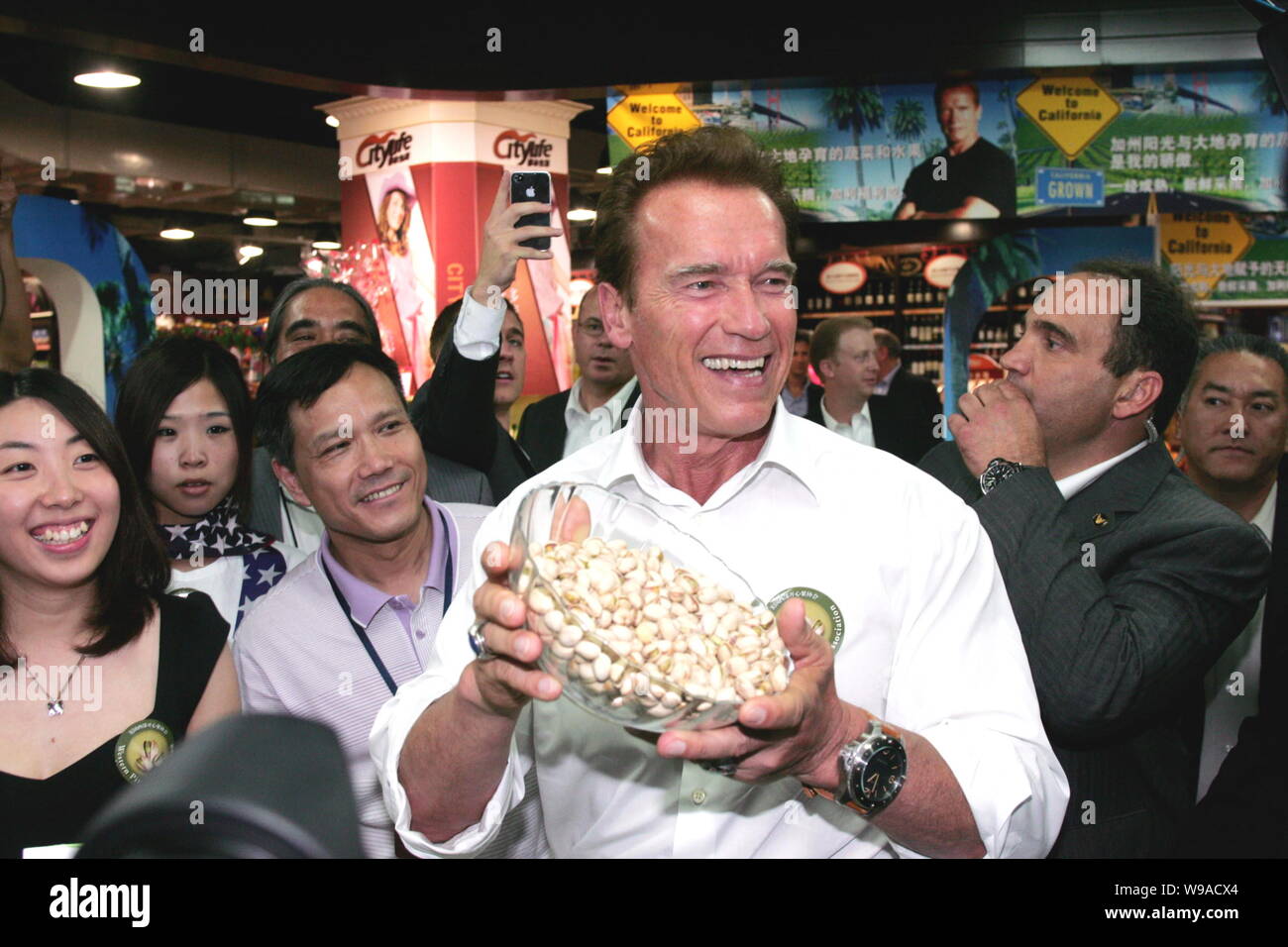 Der Gouverneur von Kalifornien, Arnold Schwarzenegger, fördert die Kalifornische Pistazien während der Kalifornien Gourmet Festival in Hangzhou, China Zhejiang Stockfoto